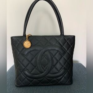 CHANEL Classic Caviar Medallion Tote
